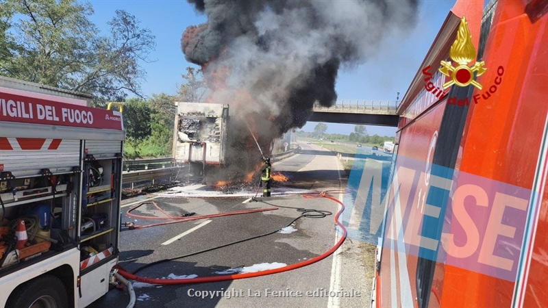 MEZZO PESANTE IN FIAMME IN SUPERSTRADA